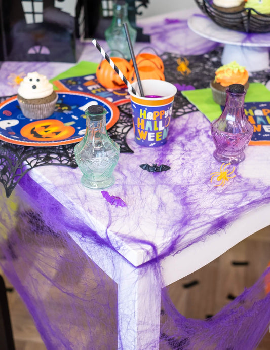 Mise en situation sur une table de la toile d'araignée Halloween pour décoration
