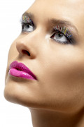 Falsche, regenbogenfarbige und silberne Wimpern