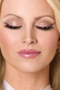 Falsche Wimpern, mit roten Steinchen