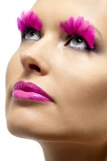 Falsche, rosa Wimpern mit Federn