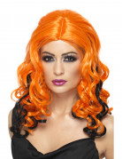 Lange, orange Frauenperücke mit schwarzen Strähnen zu Halloween