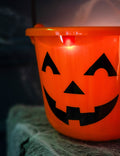 Halloween-Eimer und Bonbontüten