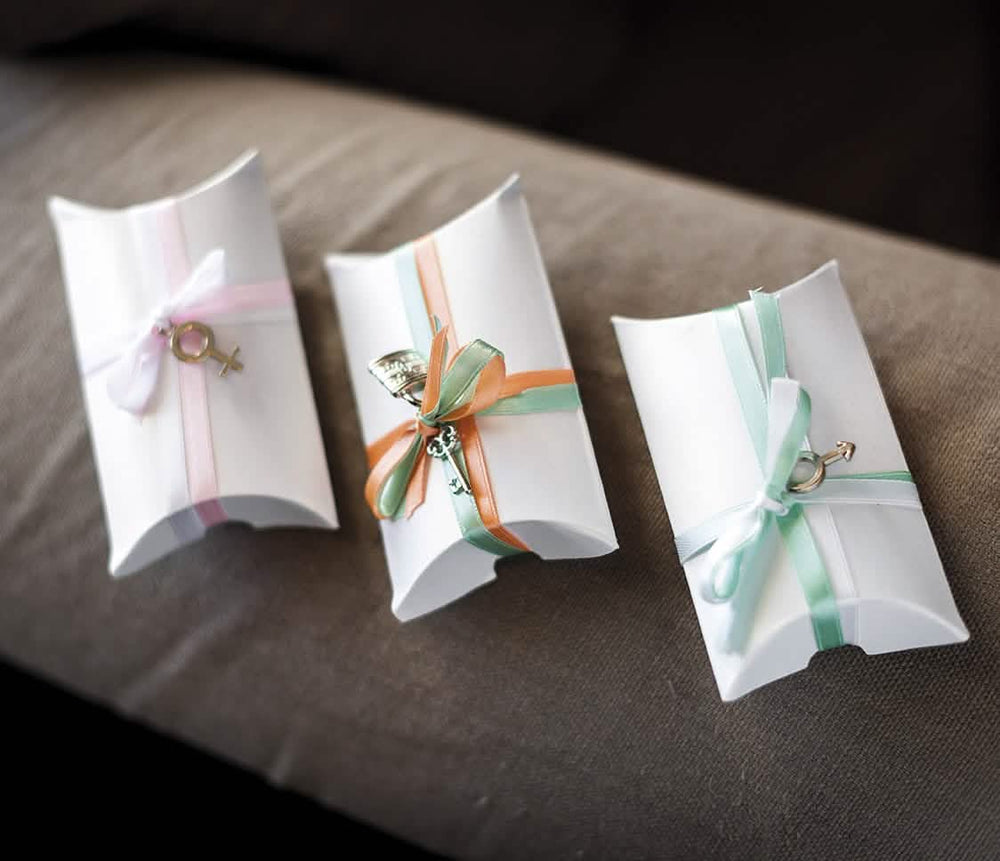 Exemples de décoration avec rubans et breloques de la boîte en carton de mariage et baptême blanche nacrée
