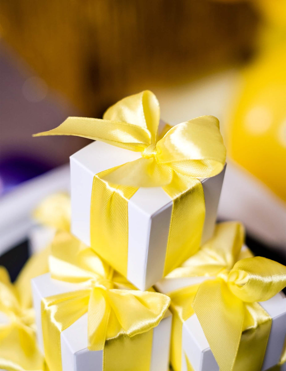 Boîtes en carton pour dragées de mariage blanches avec ruban jaune