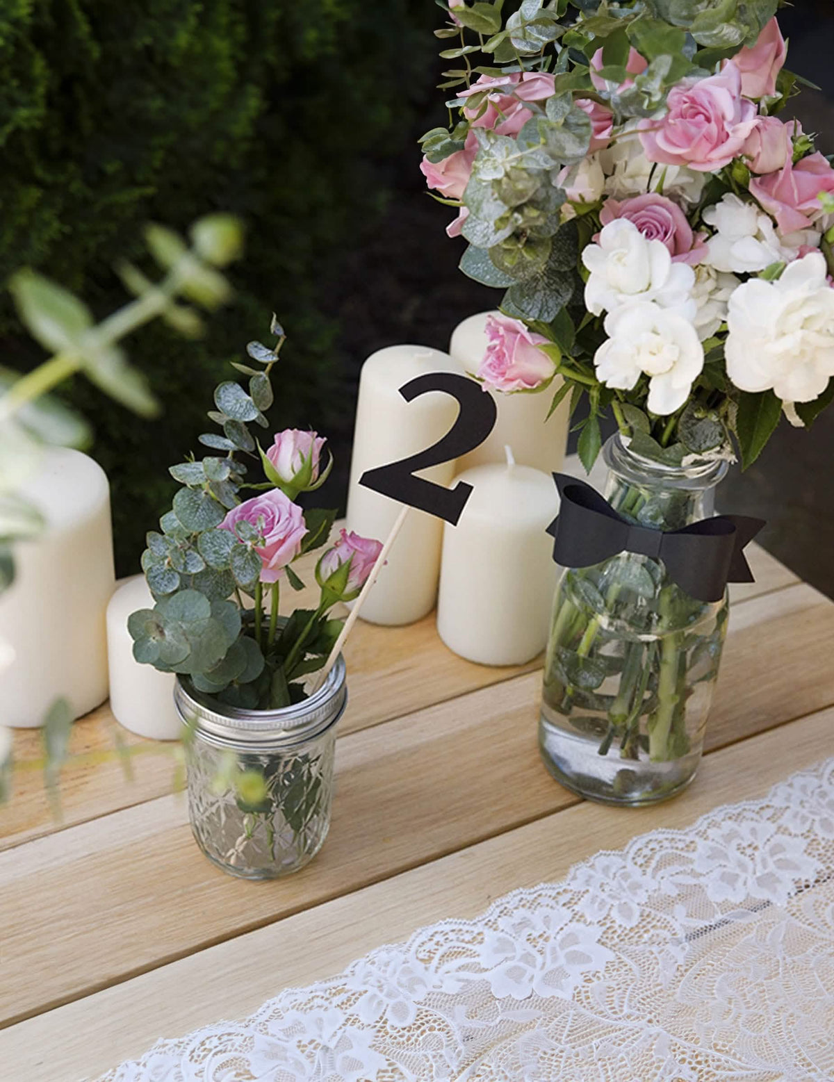 Mise en situation de table du 10 chiffres sur pic pour fête noirs en carton