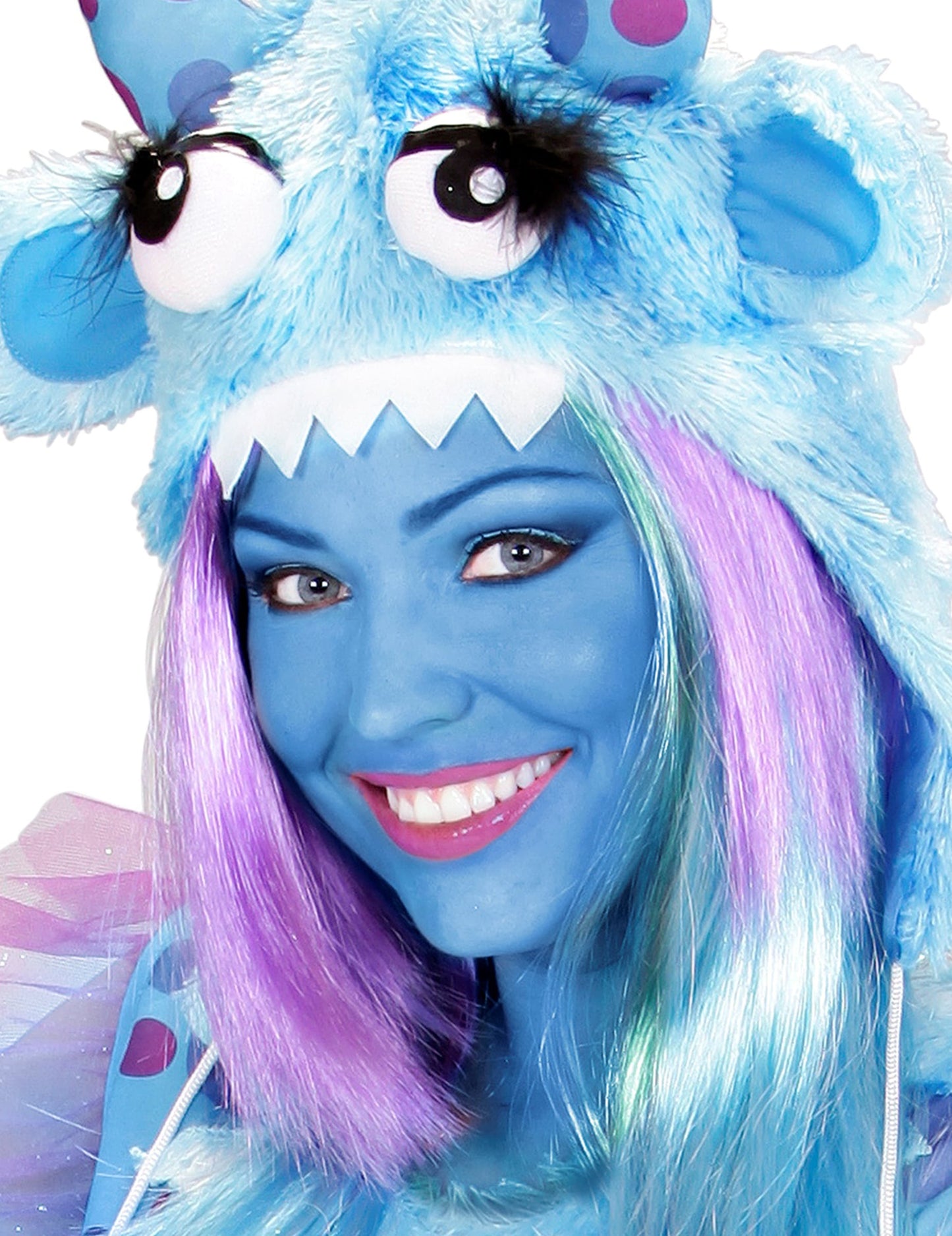 Maquillage de monstre bleu réalisé avec les 10 crayons de maquillage multicolores pour déguisement