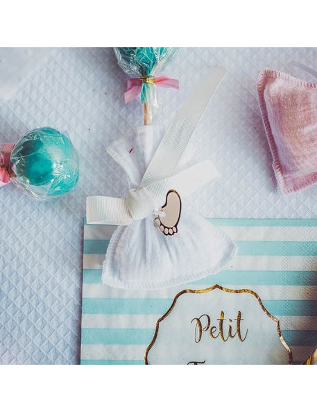 Mise en situation des étiquettes petite merveille pour baby shower rose et doré avec rubans