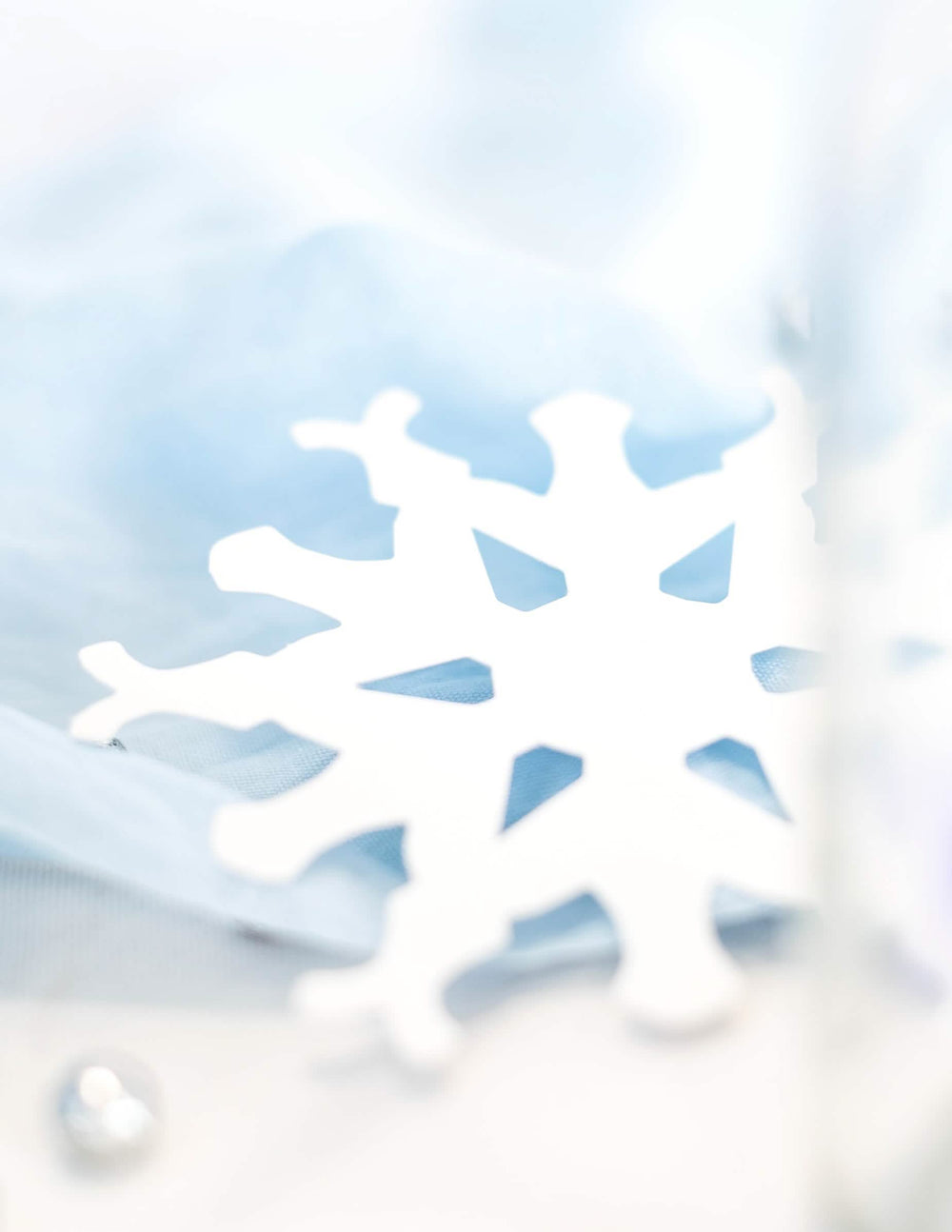 Détail de la découpe des flocons de neige de Noël pour décoration