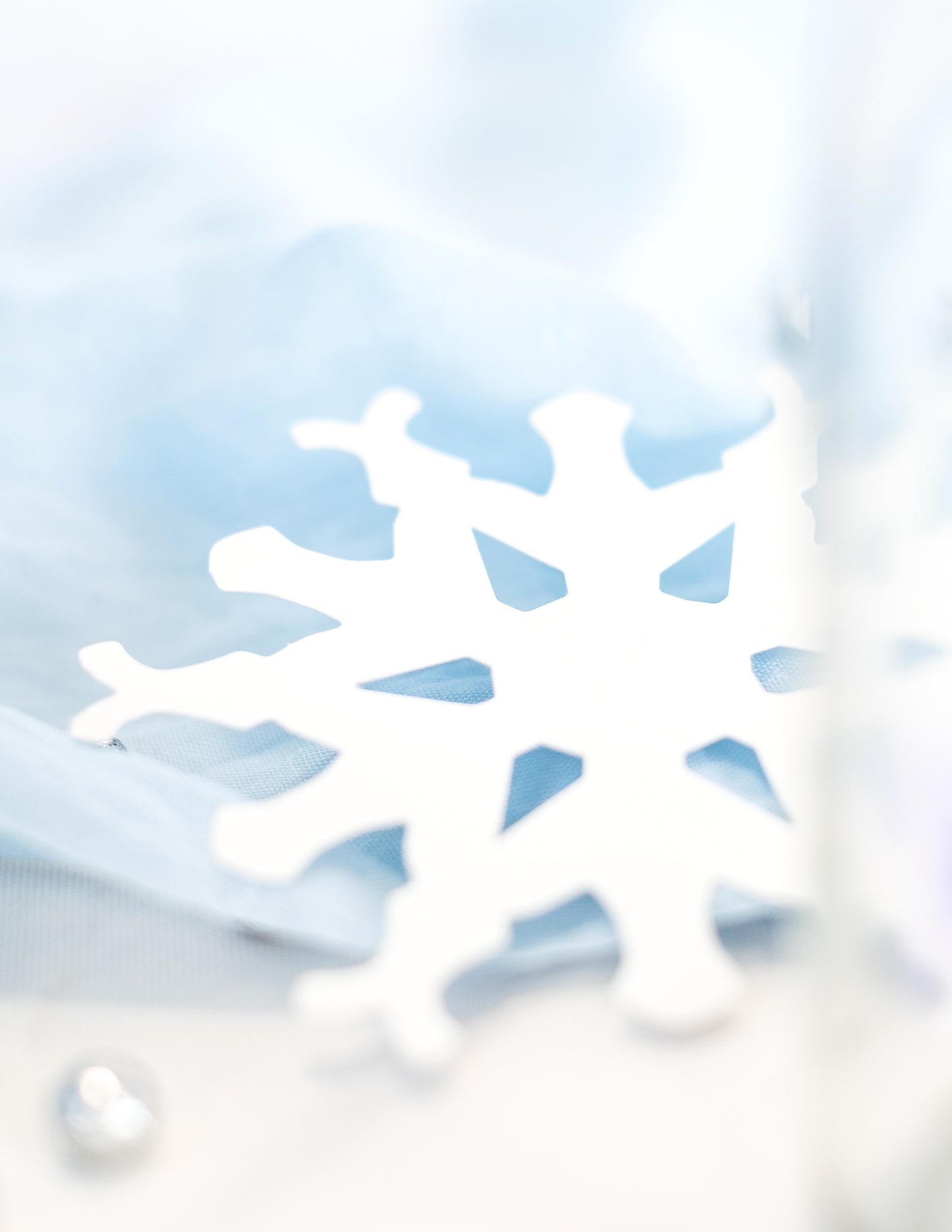 Détail de la découpe des flocons de neige de Noël pour décoration