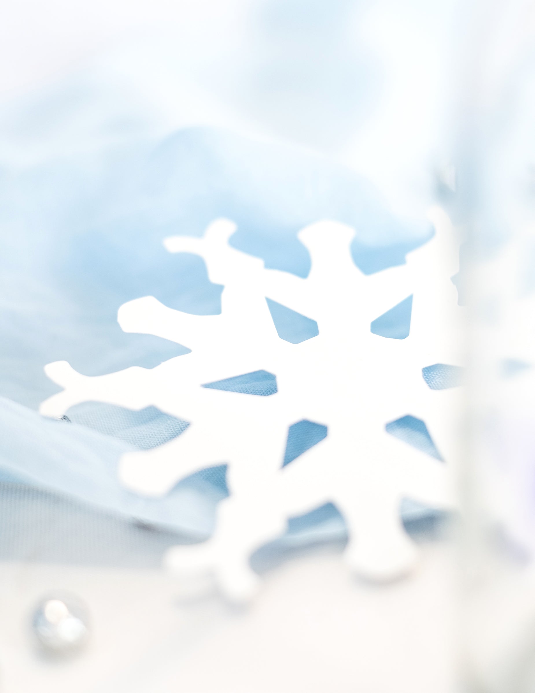 Détail de la découpe des flocons de neige de Noël pour décoration