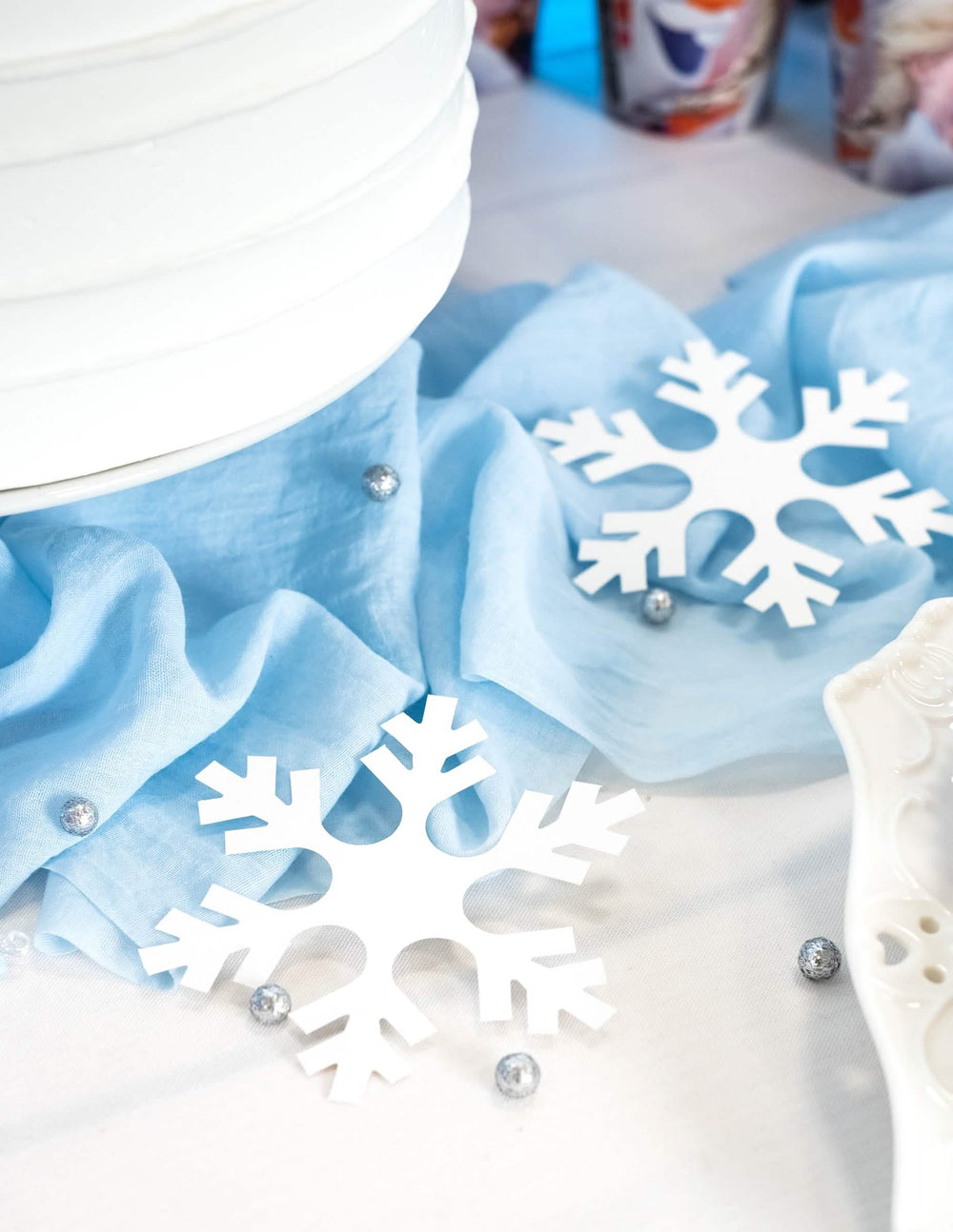 Mise en situation sur chemin de table bleu des flocons de neige de Noël pour décoration