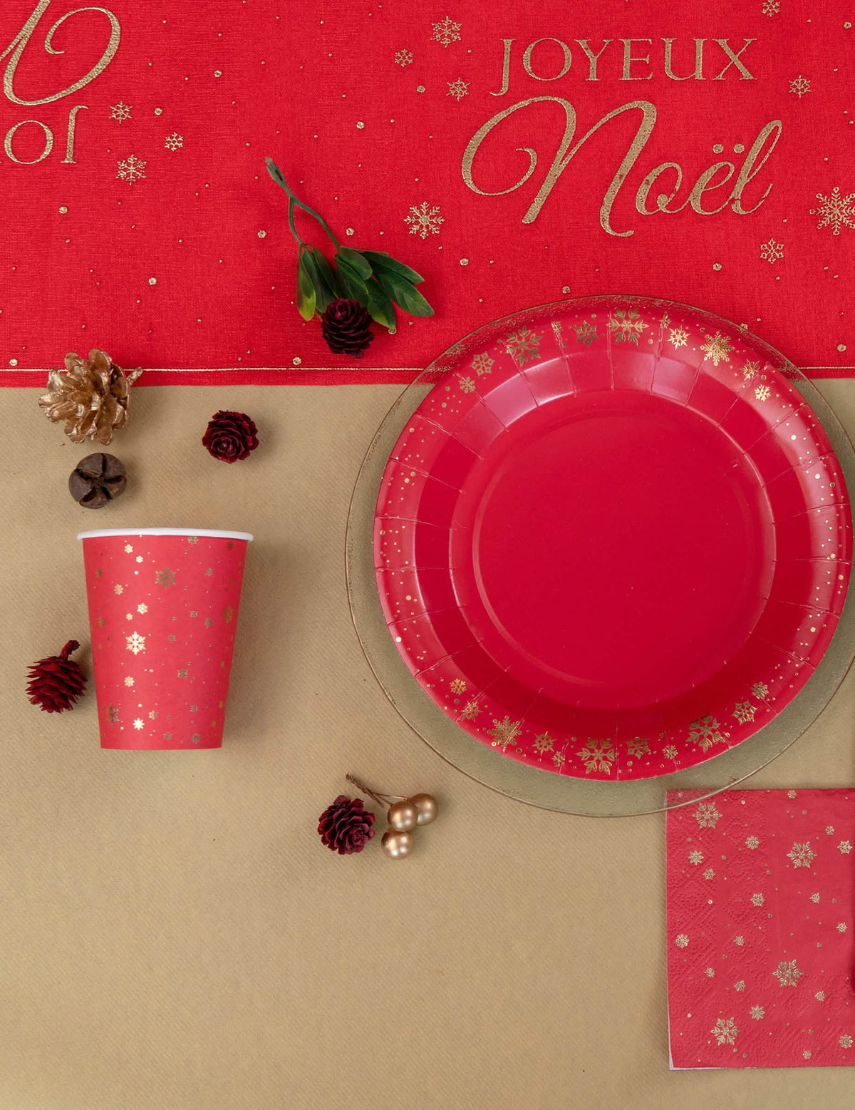 Mise en situation sur table des gobelets en carton flocon d'or