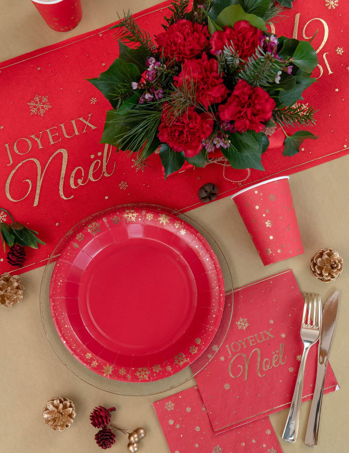 Vue d'ensemble de la table de Noël des gobelets en carton flocon d'or pour table