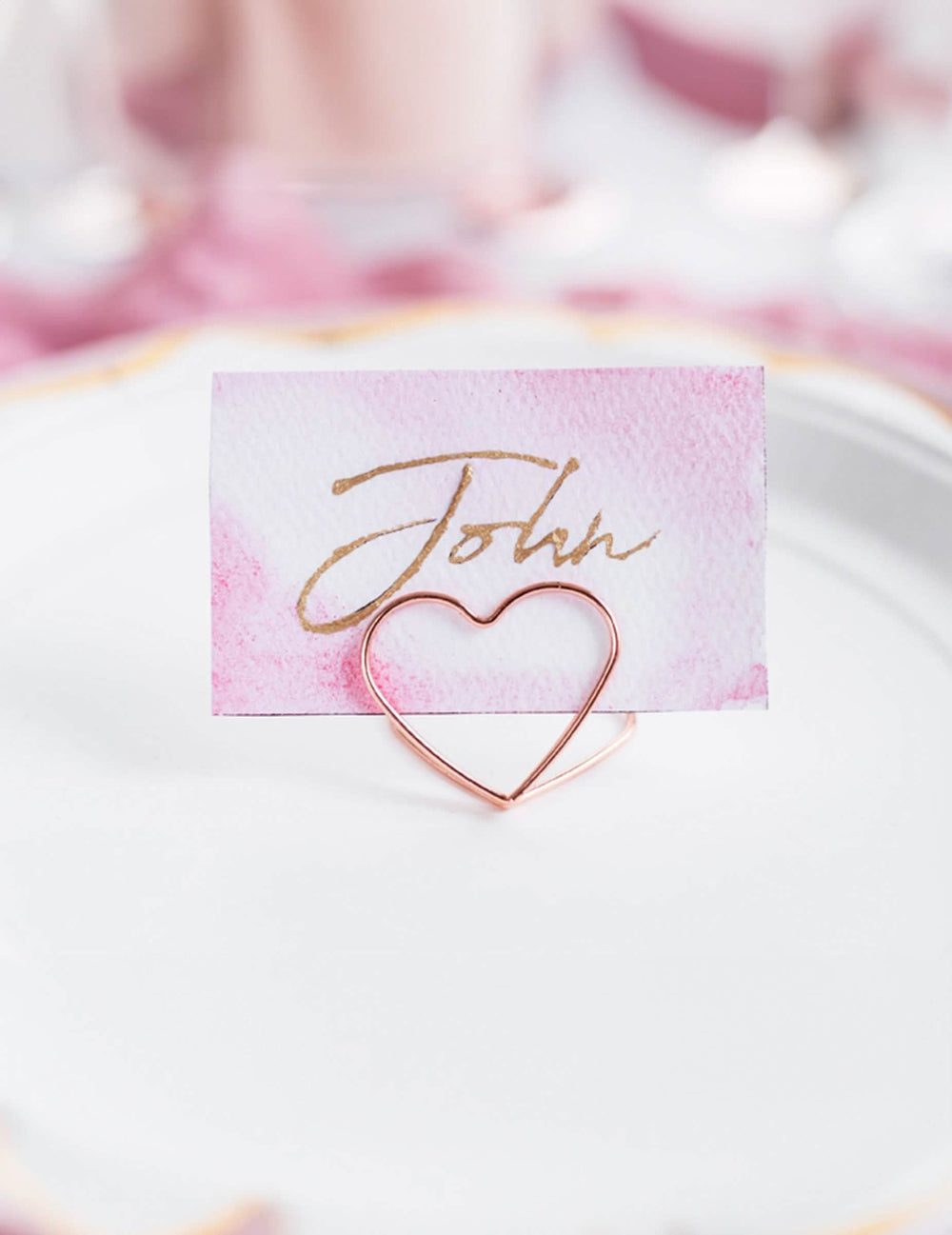 Mise en situation du marque-place cœur pour décoration de table rose gold