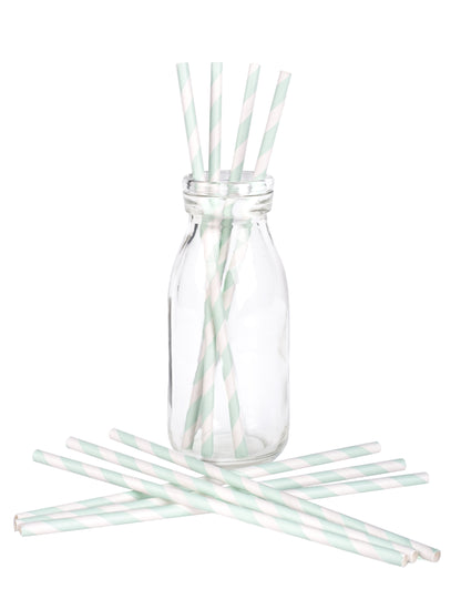 Mise en situation dans une bouteille en verre des pailles en carton rayées pour fête