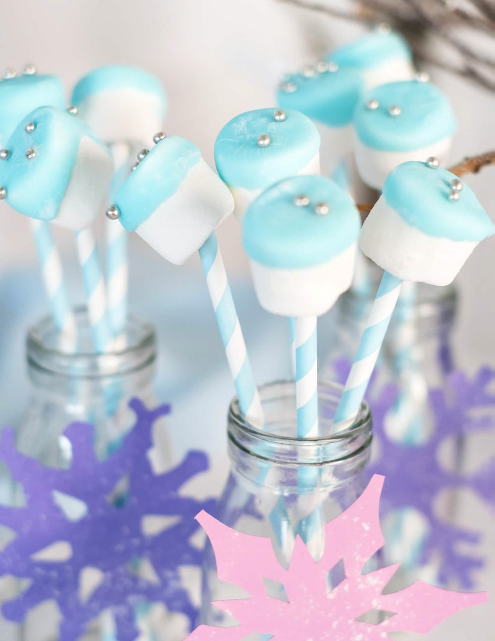 Utilisation en bâtonnets pour guimauves des pailles en carton rayées bleu pastel