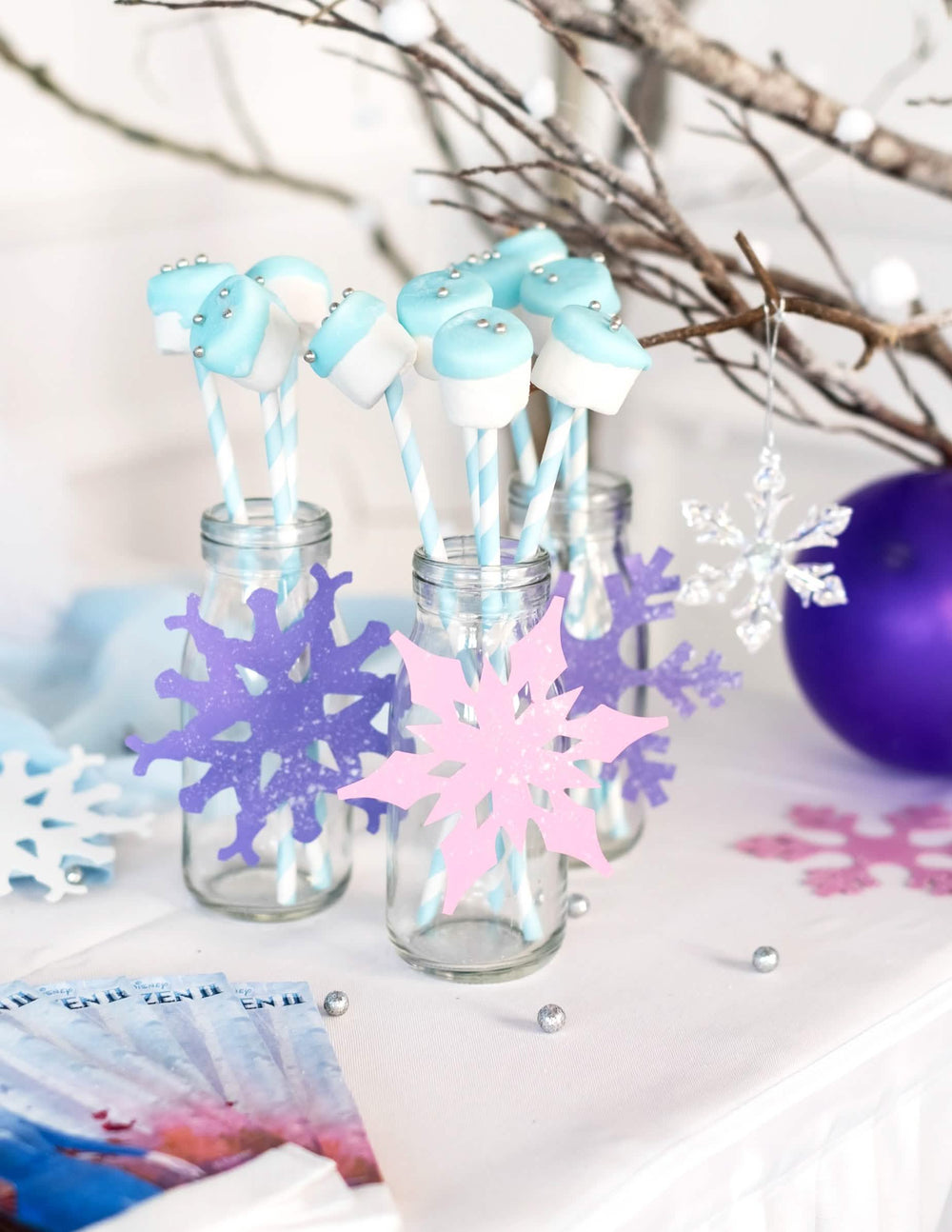 Mise en scène de décoration hivernale des pailles en carton rayées bleu pastel