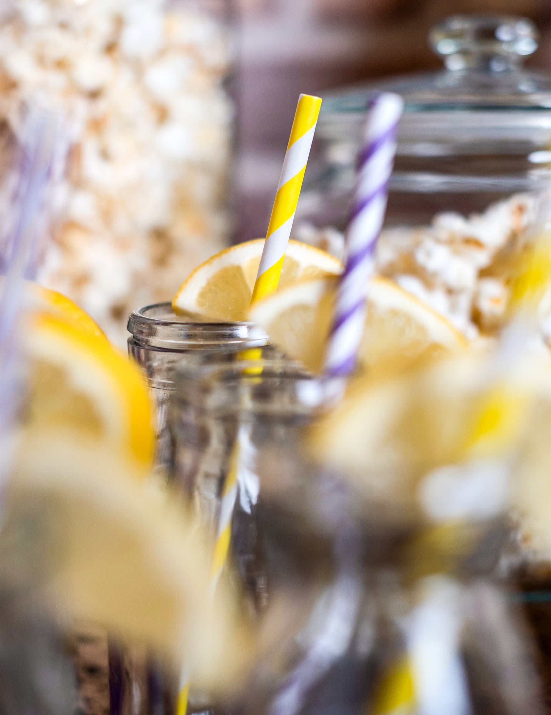 Détail des pailles en carton rayées pour cocktails avec tranches de citron