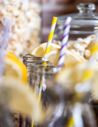 Détail des pailles en carton rayées pour cocktails avec tranches de citron