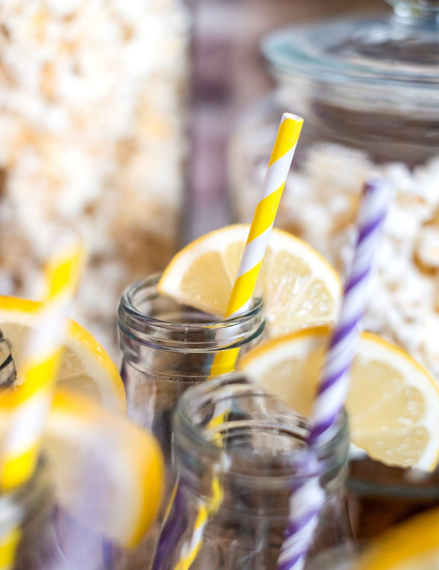 Mise en situation dans une bouteille en verre des pailles en carton rayées pour cocktails