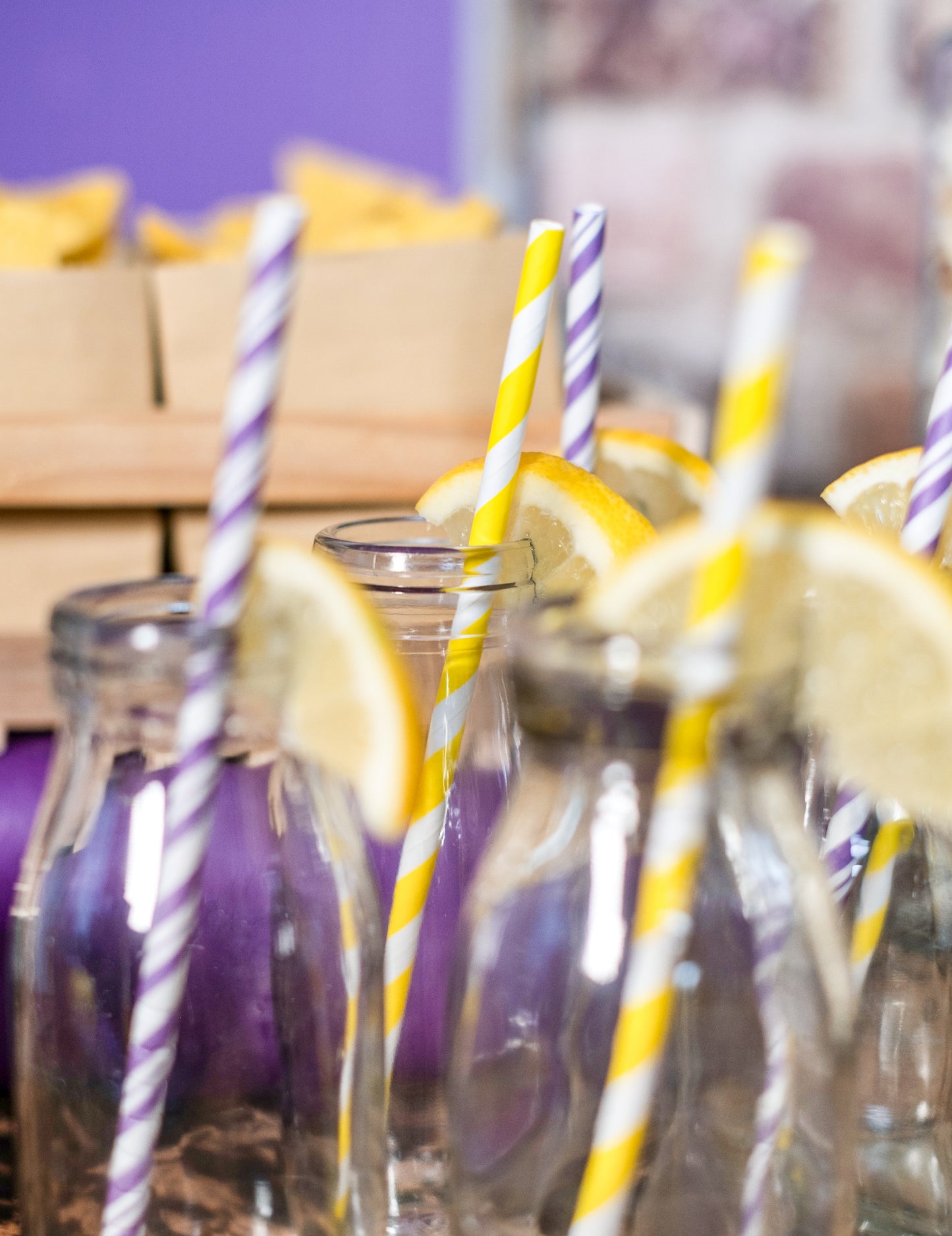 Gros plan des pailles en carton rayées pour cocktails