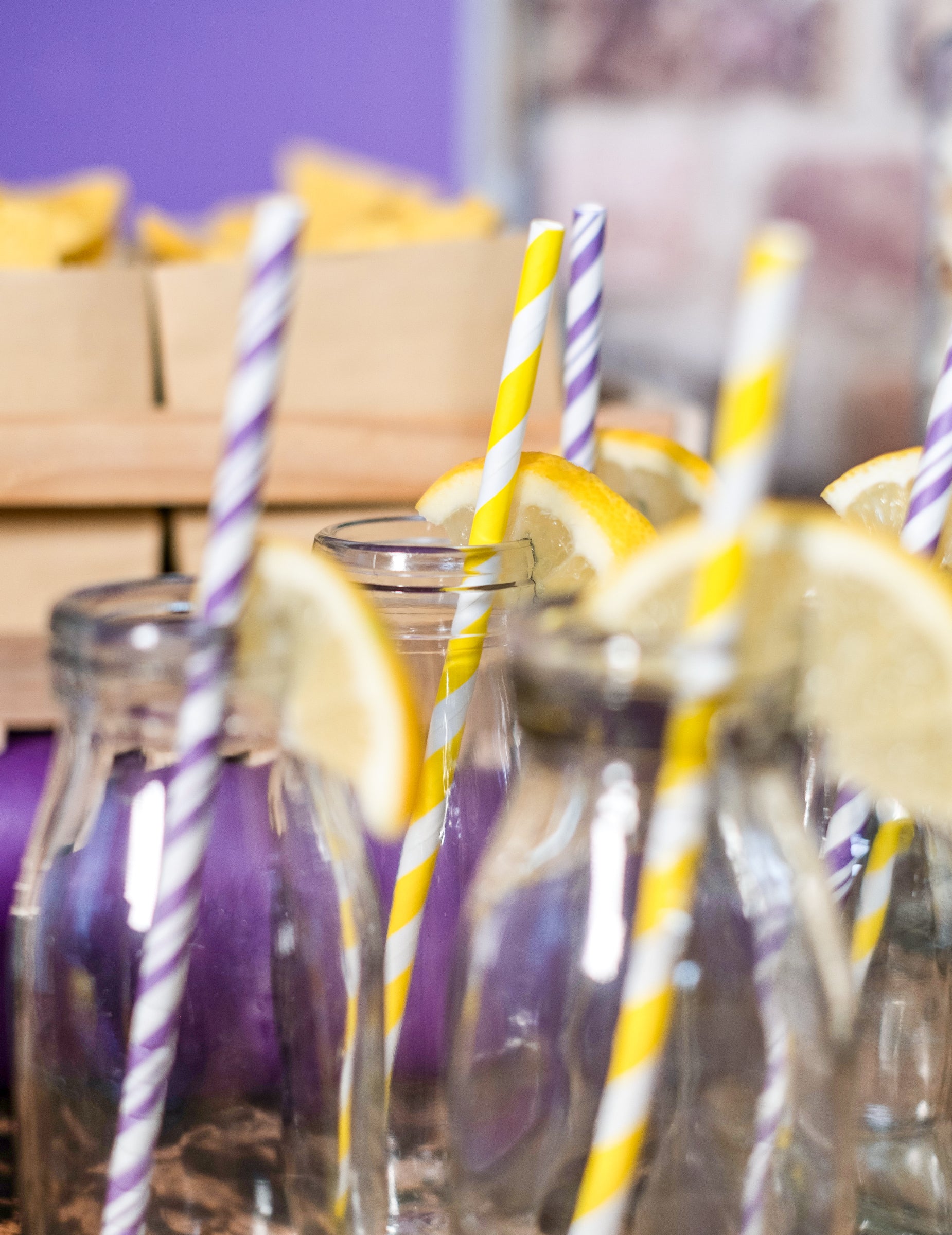 Gros plan des pailles en carton rayées pour cocktails