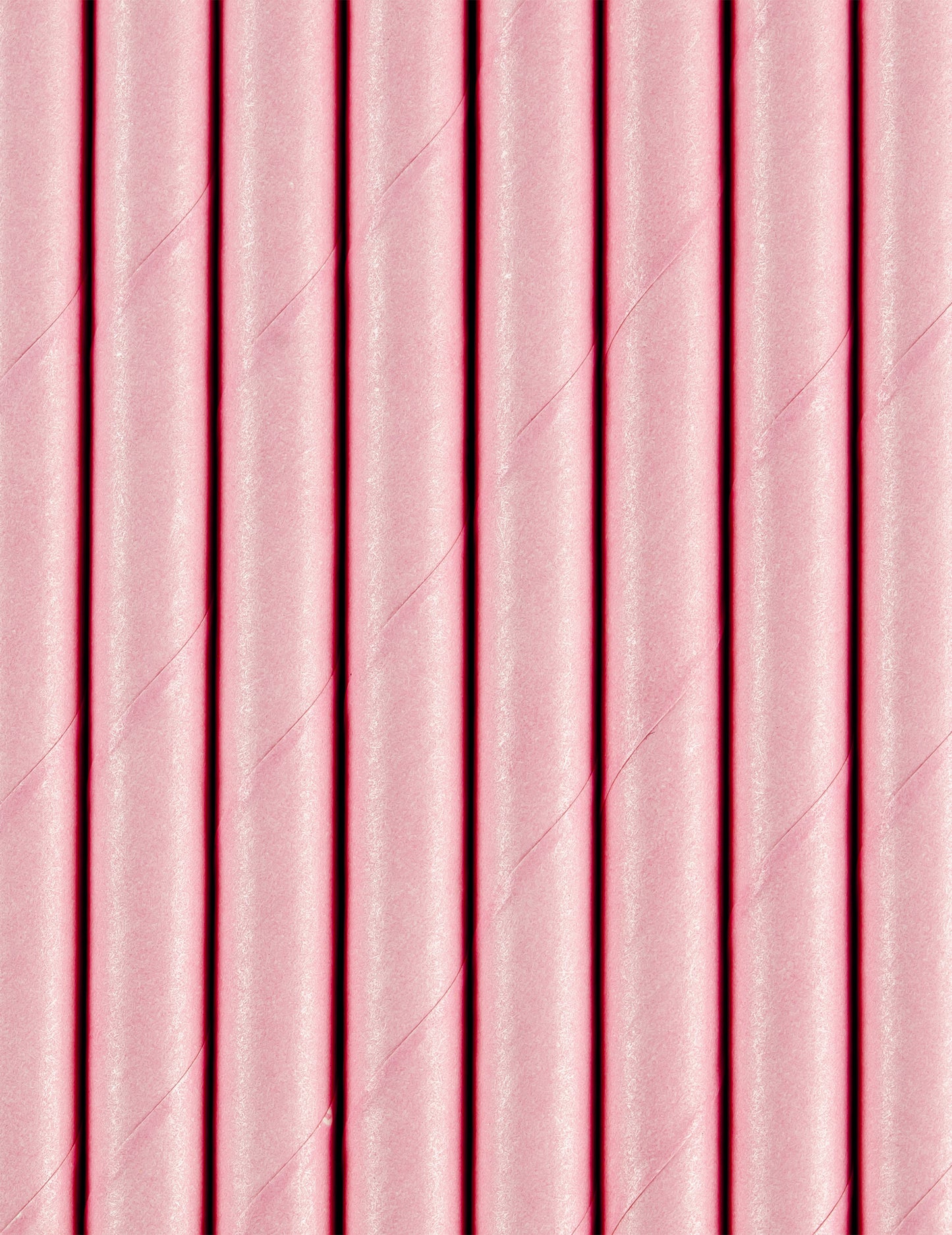 Gros plan sur la texture des pailles en carton rose clair pour fête