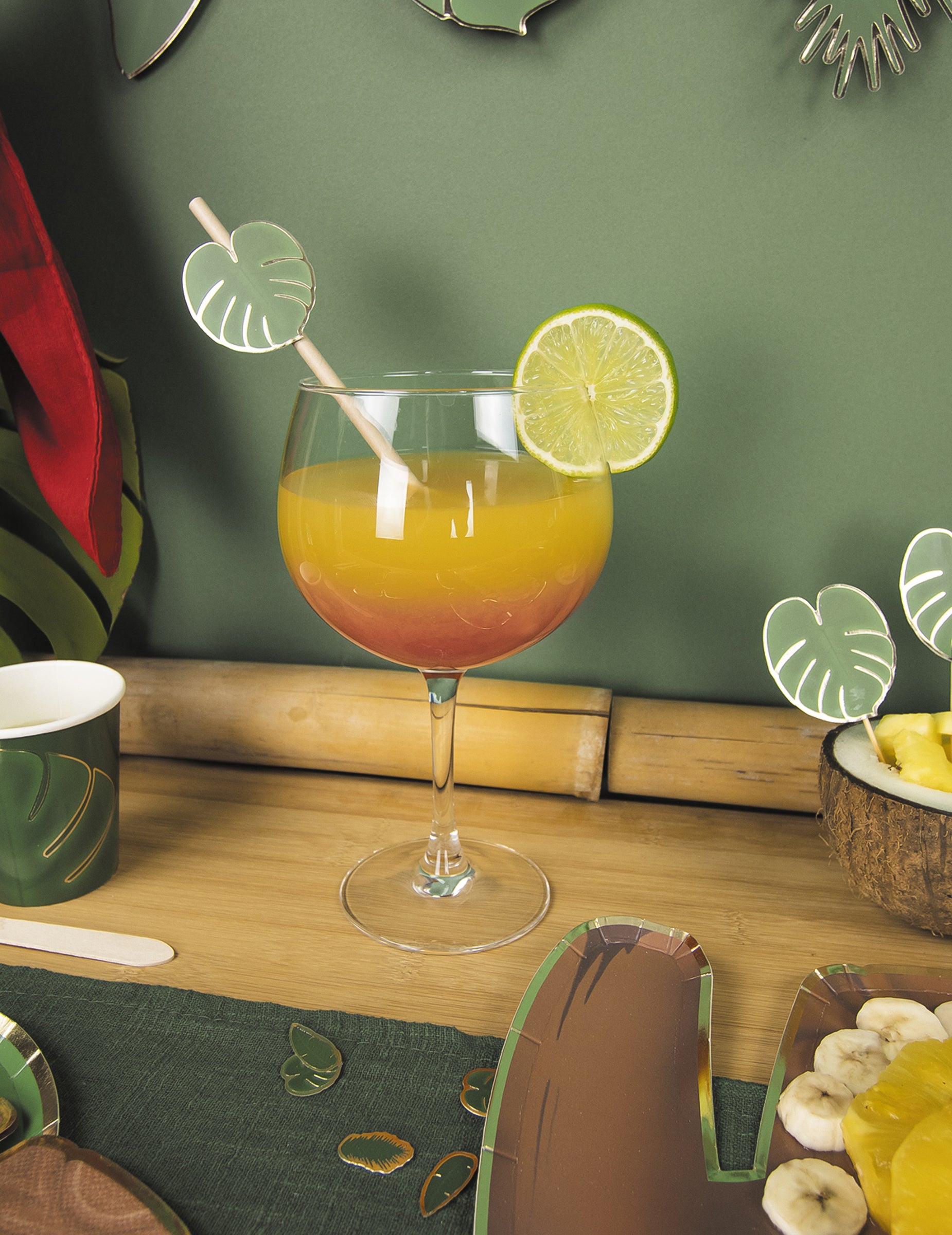 Mise en situation dans un verre à cocktail des pailles totem aventurier