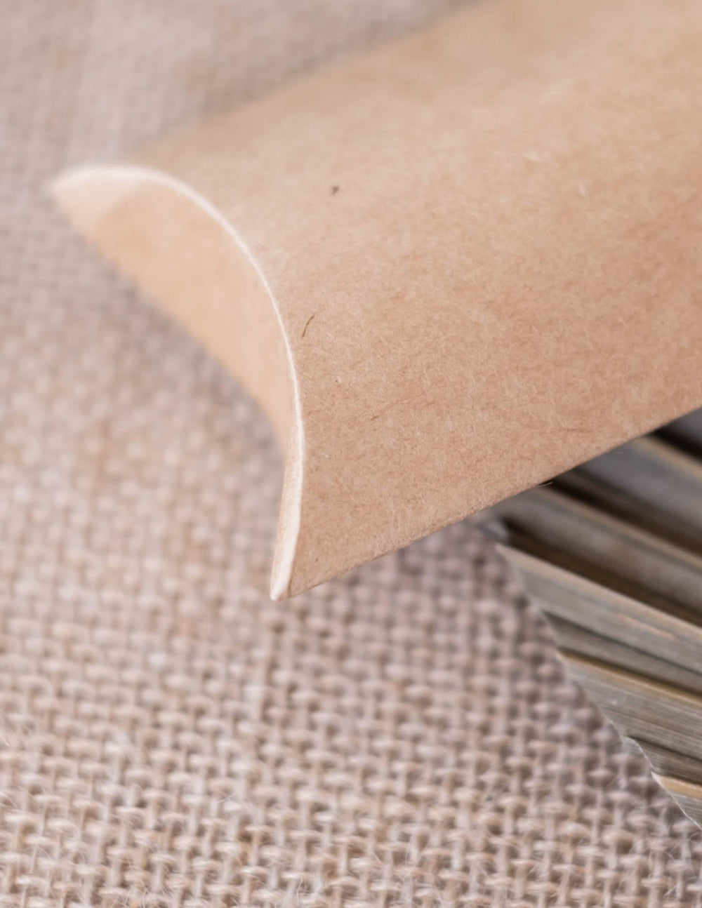 Detail des gebogenen Verschlusses der kleinen Hellbraunen Kraft-Partyboxen in Bonbonform
