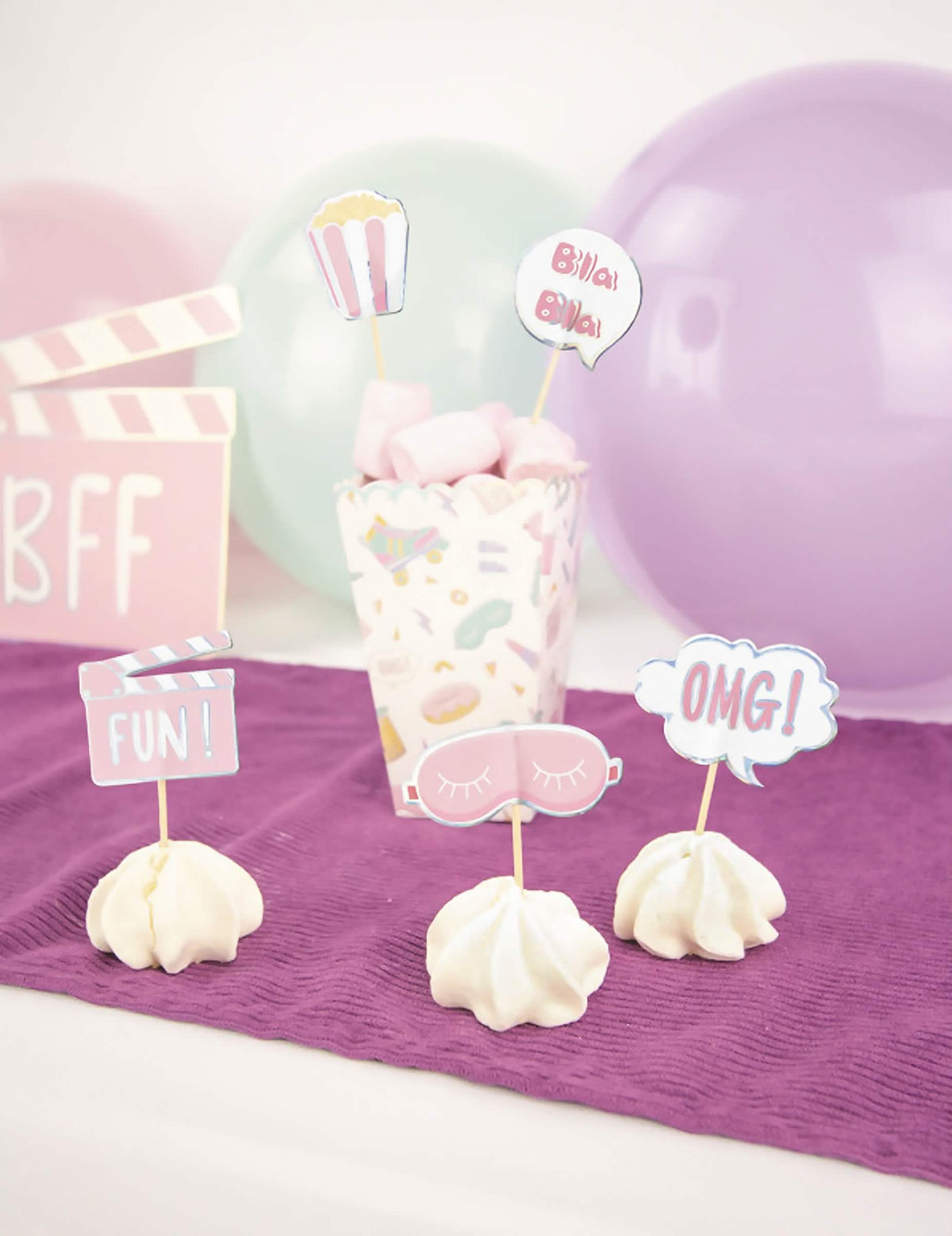 Mise en scène des pics à cocktail pyjama party aux motifs fun