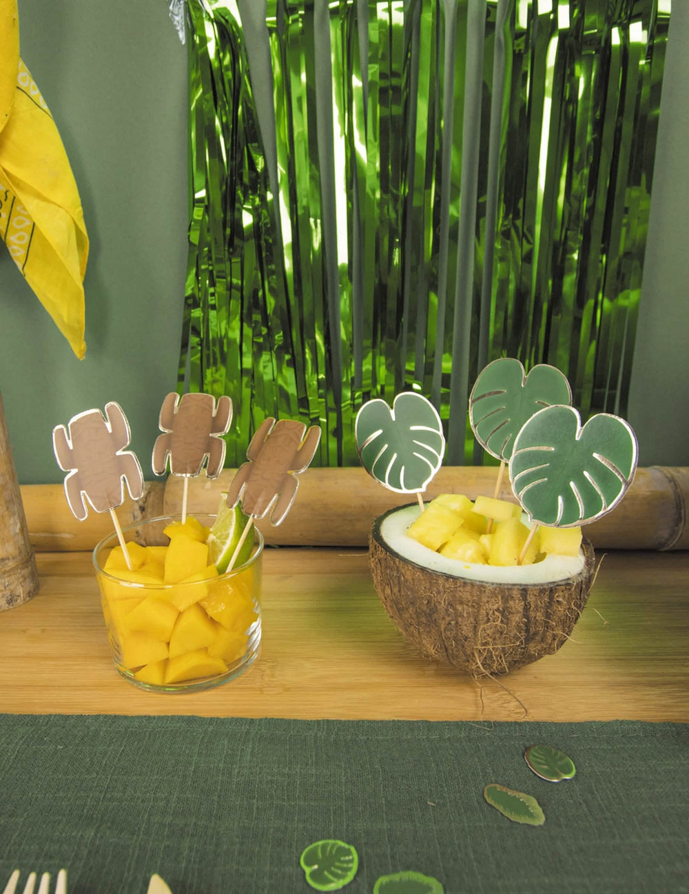 Pics en bois totem aventurier pour fête marron et vert avec feuilles
