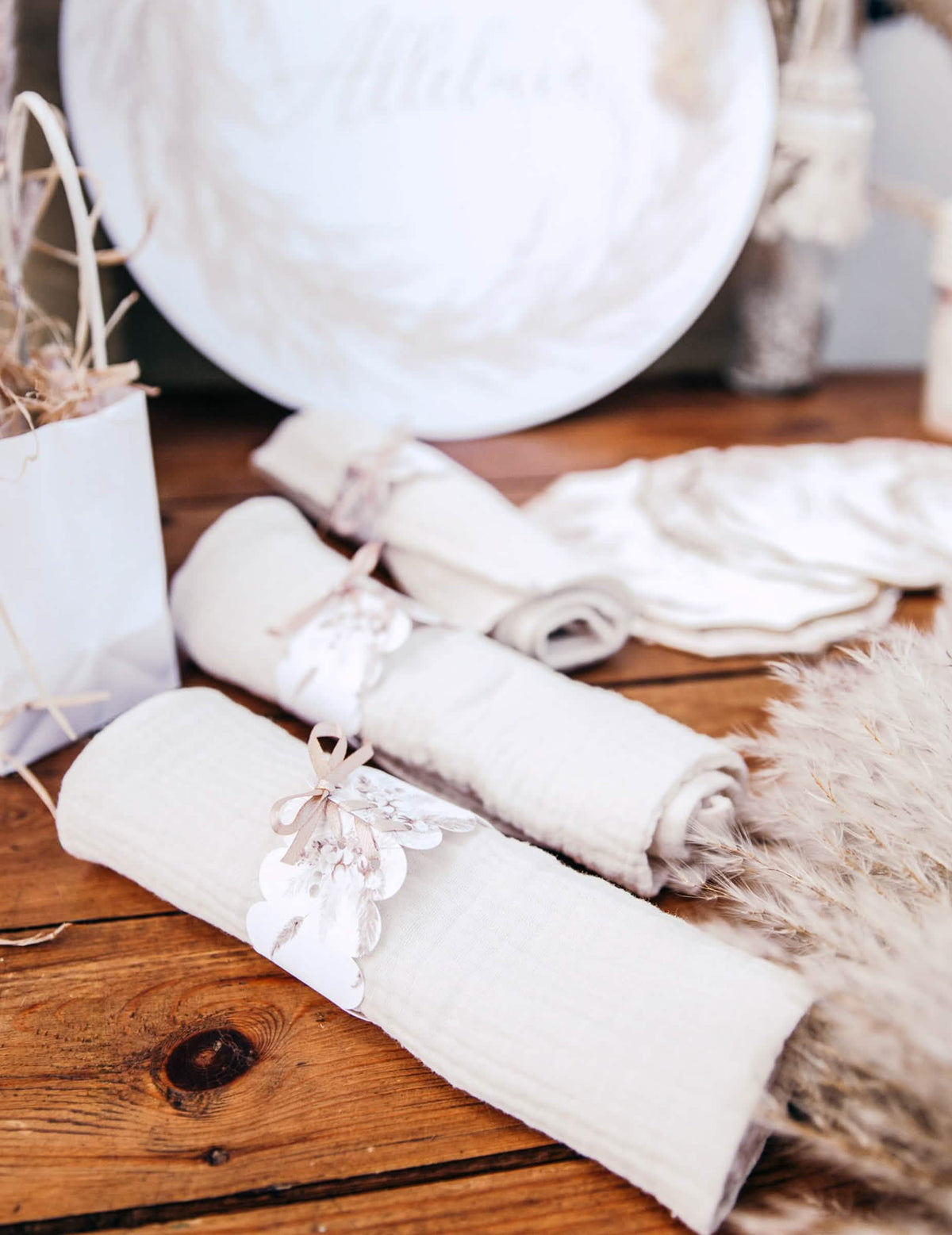 Gros plan des ronds de serviette pampas et fleurs de coton