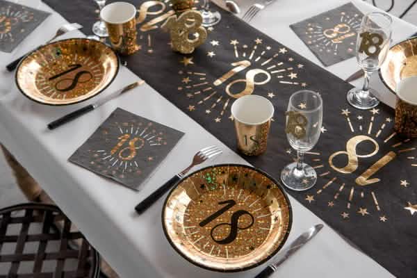 Mise en situation sur une table de fête des serviettes papier joyeux anniversaire 18