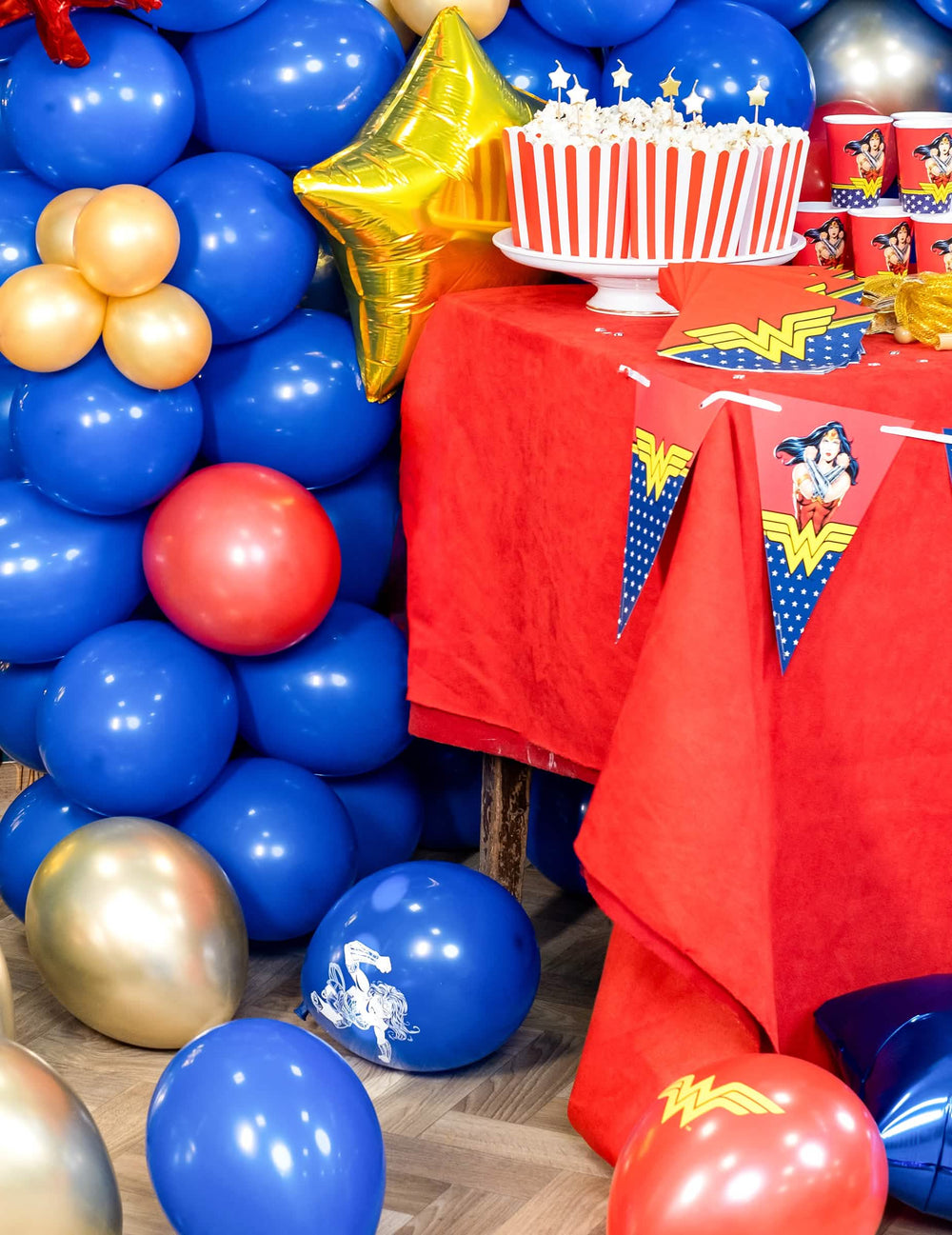 Dekorative Inszenierung des Festballons für Rot Dekoration