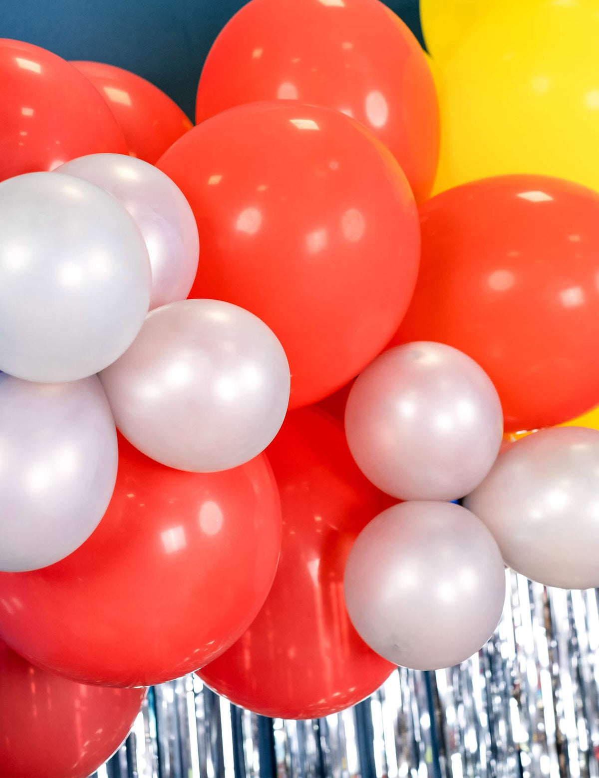 Nahaufnahme der Montage des Festballonbogens für rote Dekoration