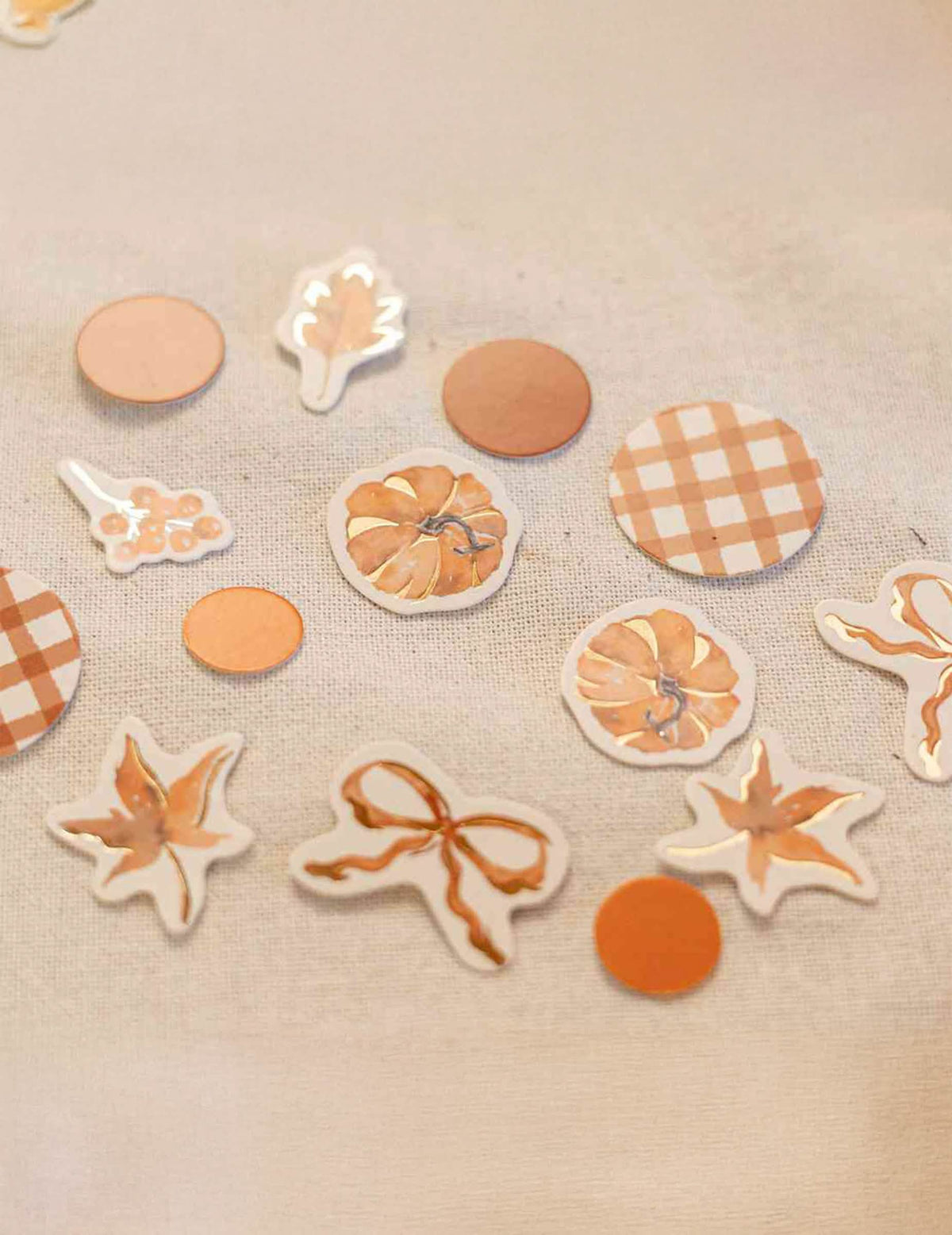 100 Papierkonfetti im Cottage-Living-Stil, in Creme, Terrakotta und Gold, Ø 3 cm