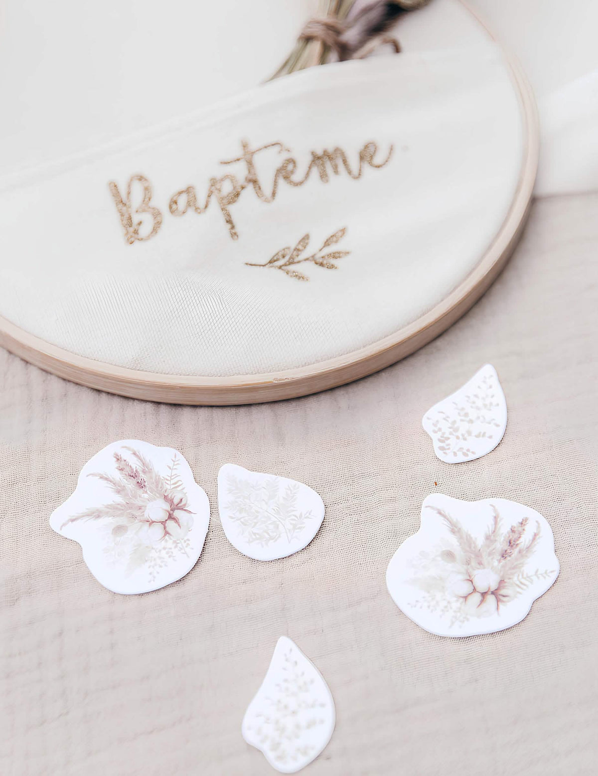 Mise en situation des confettis de table pampas et fleurs de coton pour baptême