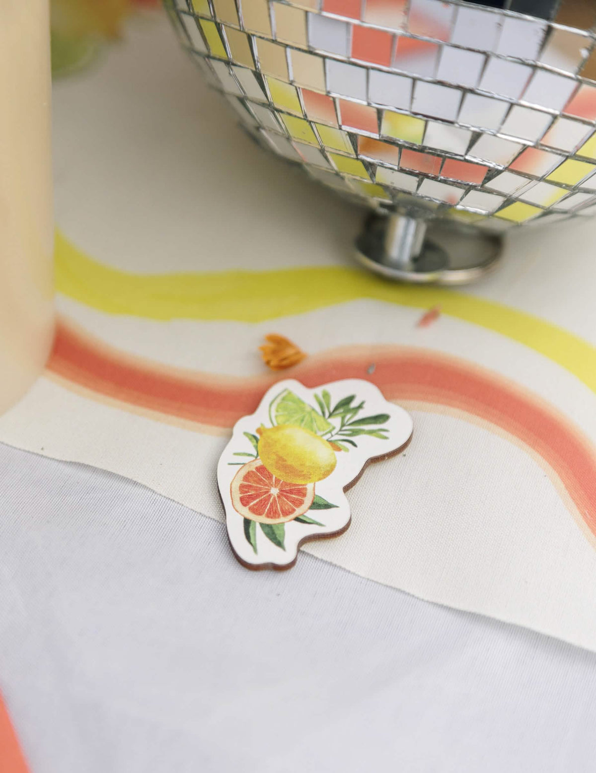100 Fizz-Konfetti mit Zitrusmotiven aus Papier, Creme, Orange, Gelb und Gold, verschiedene Muster