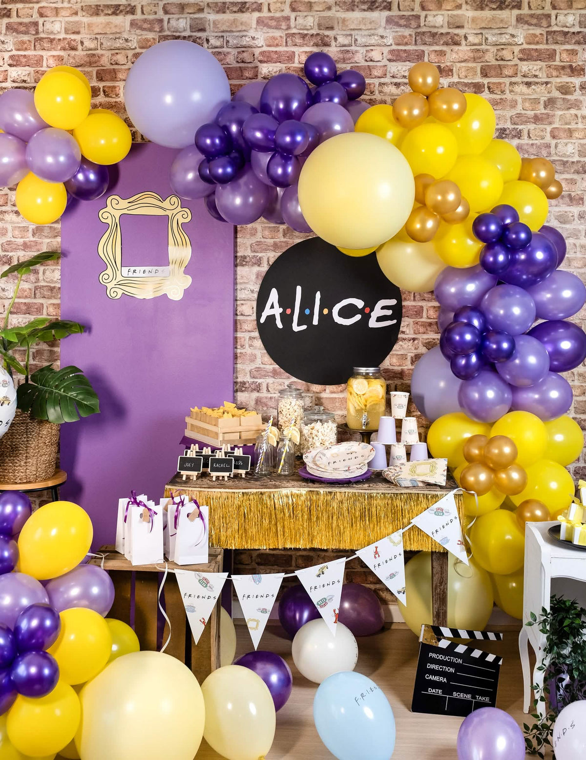 Buffetdekoration aus metallisierten Luftballons für eine Party in Lila