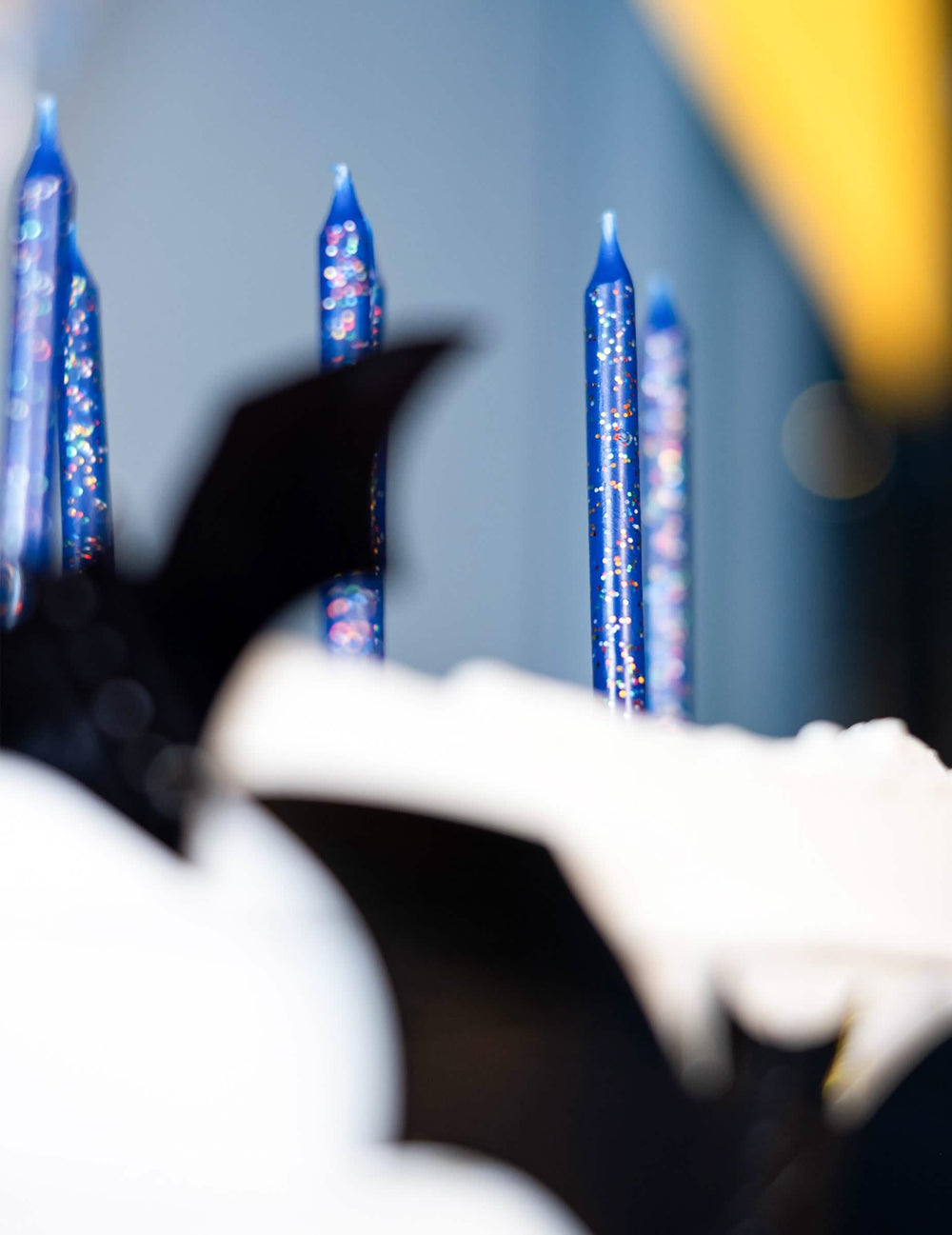 Mise en situation des 12 bougies d'anniversaire pour gâteau bleues pailletées