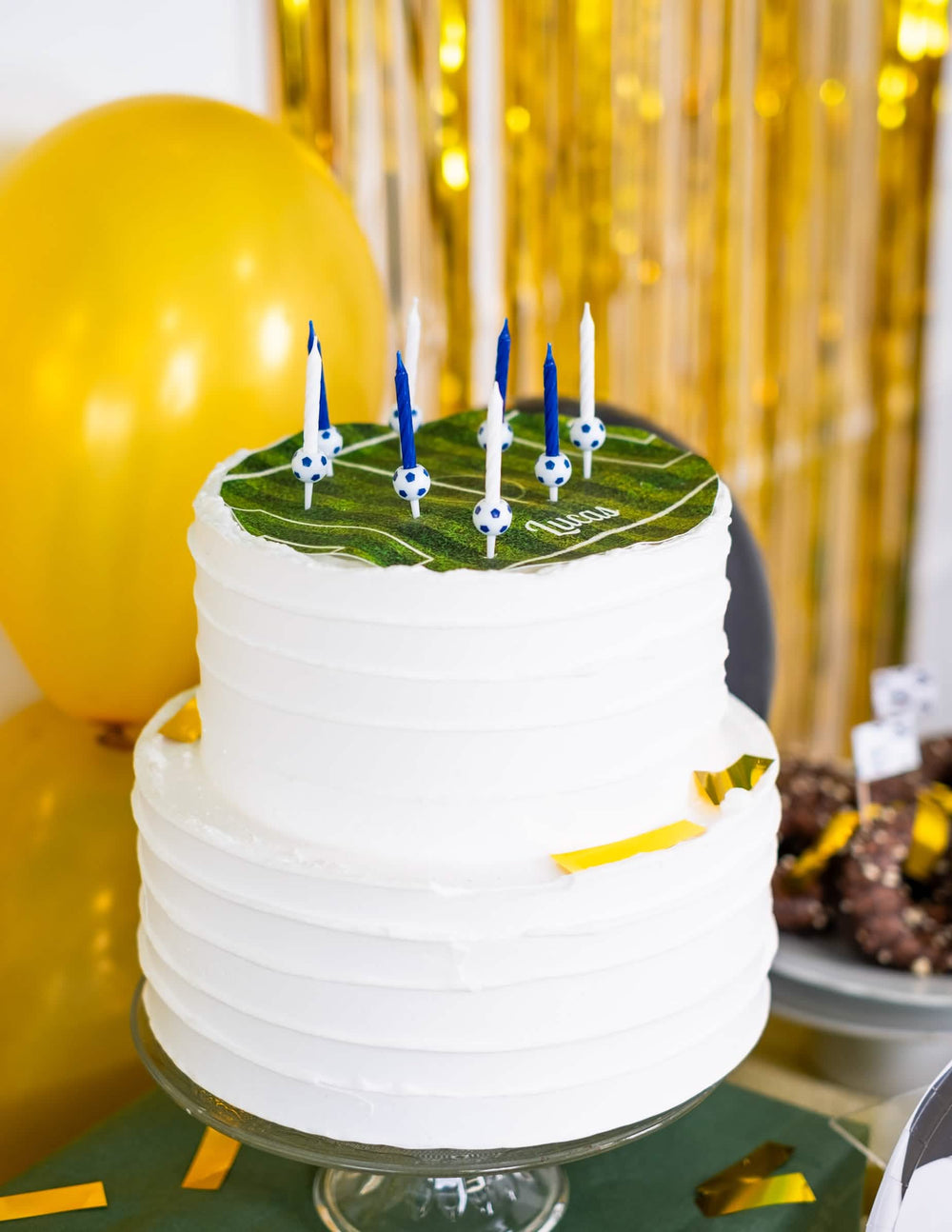 Gros plan sur le sommet du gâteau des bougies d'anniversaire football