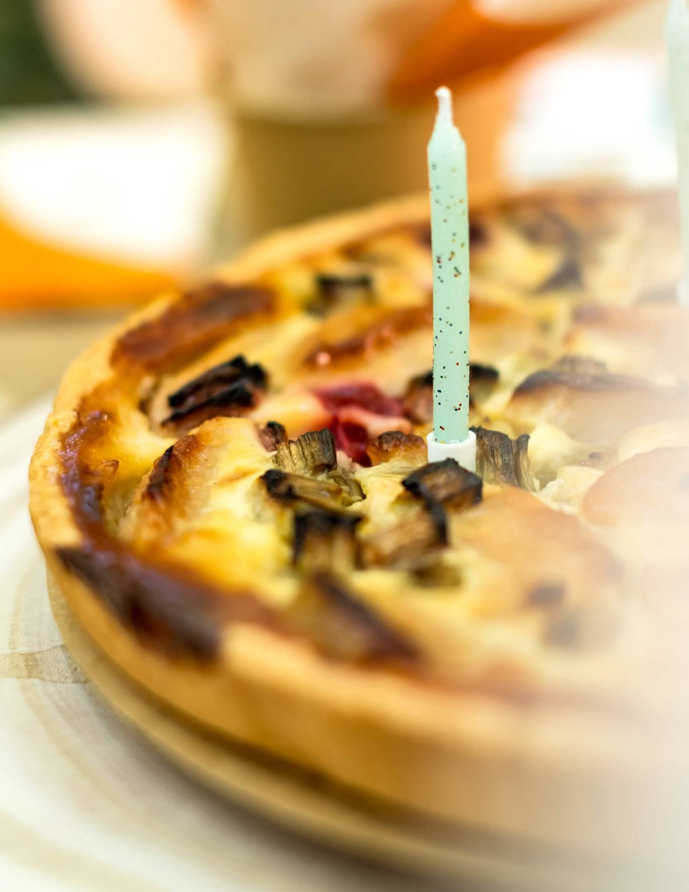 Détail d'une bougie sur un gâteau des bougies menthe à paillettes pour anniversaire