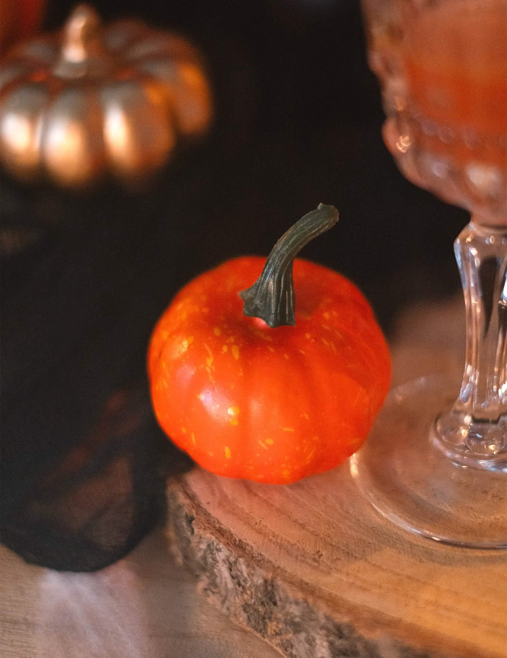 Mise en situation sur un socle en bois des petites citrouilles d'Halloween pour décoration