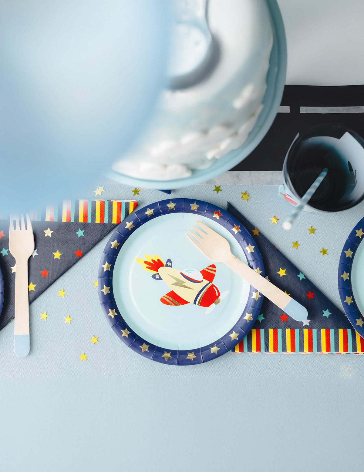 Mise en situation sur une table de fête des serviettes en papier étoiles colorées