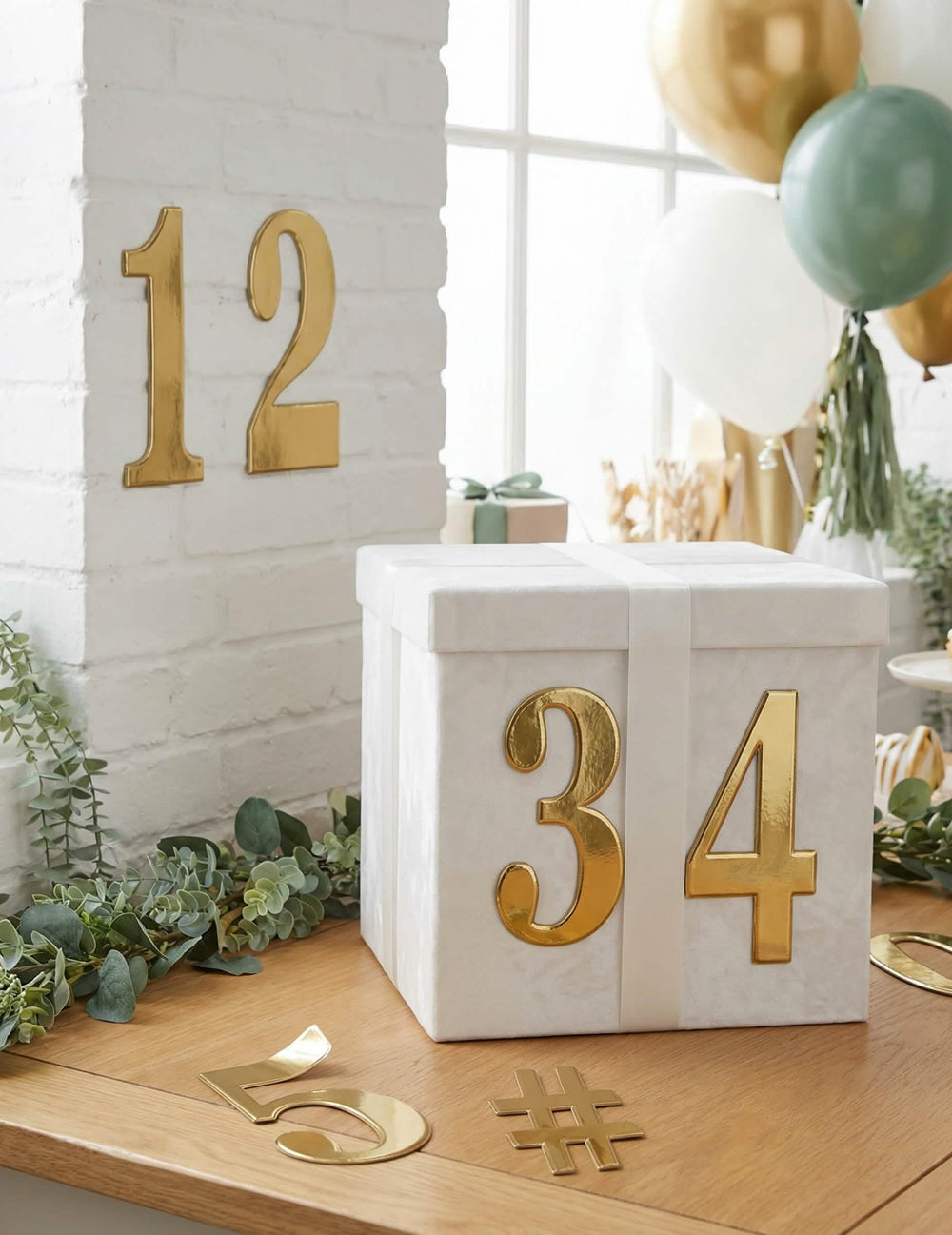 Mise en situation des stickers chiffres adhésifs d'anniversaire pour décoration de fête or