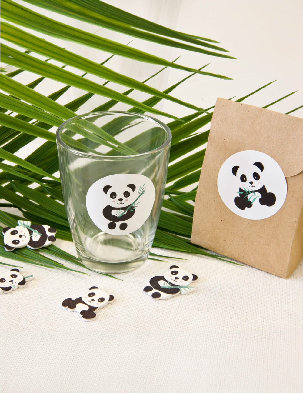 Exemple d'utilisation sur un verre et un sachet kraft du stickers autocollants ronds panda