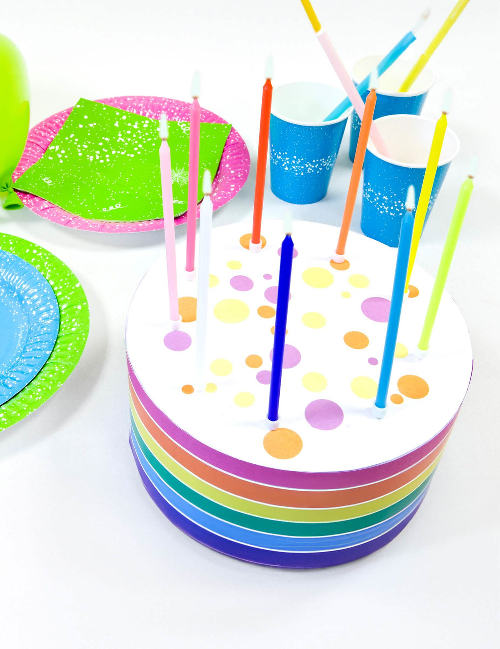 Inszenierung auf einem Kuchen mit dünnen Kerzen und weißen Kerzenhaltern