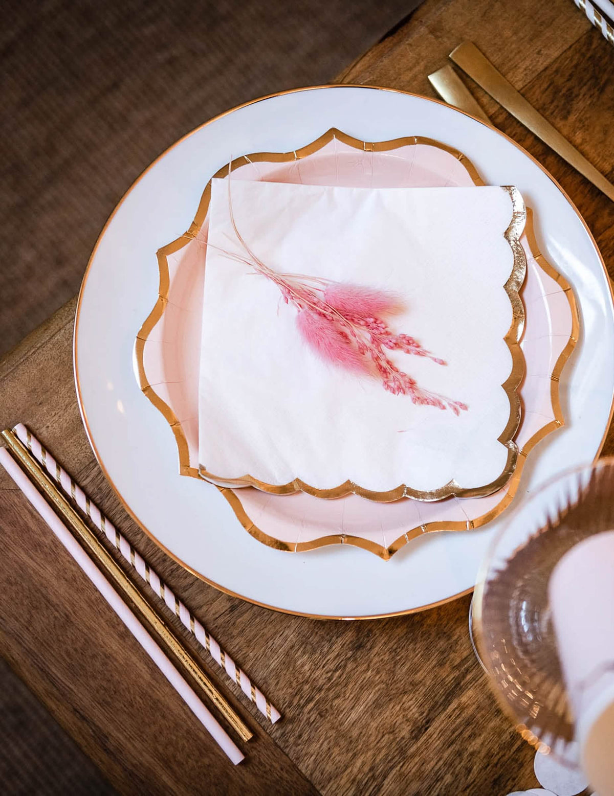 Mise en situation sur table des serviettes festonnées élégantes blanches à bords dorés