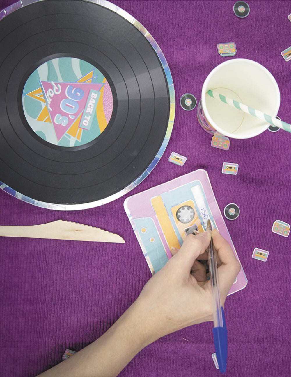 Gros plan sur l'écriture sur la serviette en papier cassettes rétro années 90