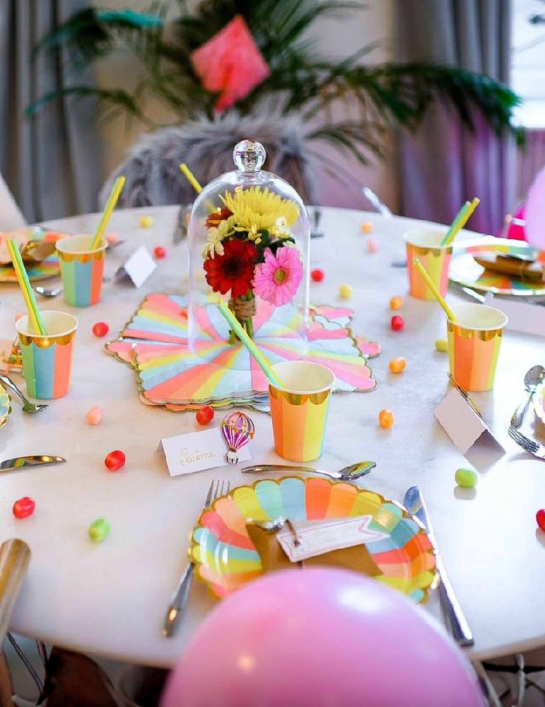 Détail de la décoration de table des serviettes en papier festonnées Berlingot pour fête pastel et dorure